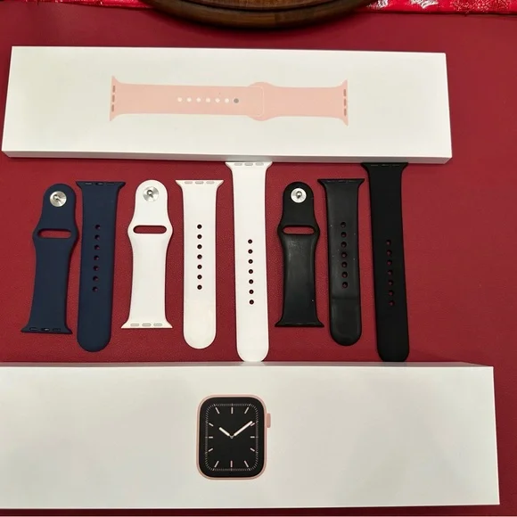 Series 5 Apple Watch - Rose Gold + 3 bands - Picture 10 of 13